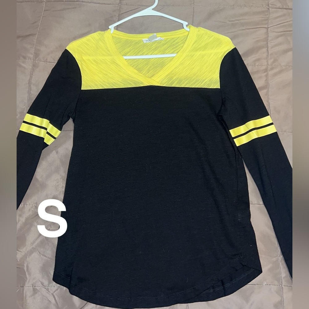 Long sleeve v neck tshirt